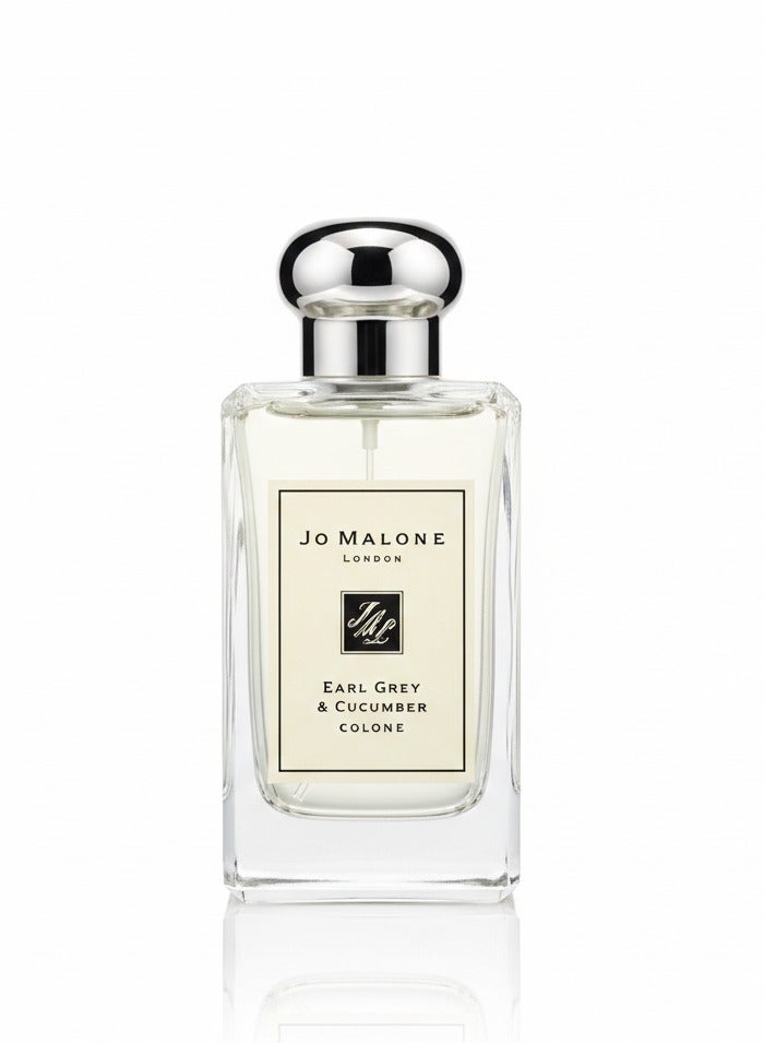 جو مالون عطر إيرل غراي أند كيوكمبر (Earl Grey & Cucumber) من جو مالون لندن هو لمسة مبتكرة على تقاليد شاي بعد الظهر البريطاني. هذه الكولونيا عبارة عن مزيج مفاجئ وراقي يجمع بين التراث واللمسة العصرية. يبدأ العطر بإشراق الحمضيات من البرغموت، وهو المكون الرئيسي لشاي إيرل غراي، ويتناقض هذا بجمال مع قرمشة الخيار البارد والمنعش. أما القاعدة فتأتي دافئة وحلوة بشكل مفاجئ، بفضل شمع العسل والفانيليا التي تضفي عمقاً مخملياً. إنه عطر منعش ومريح في آن واحد، ومثالي لأي وقت من اليوم. - Image 1